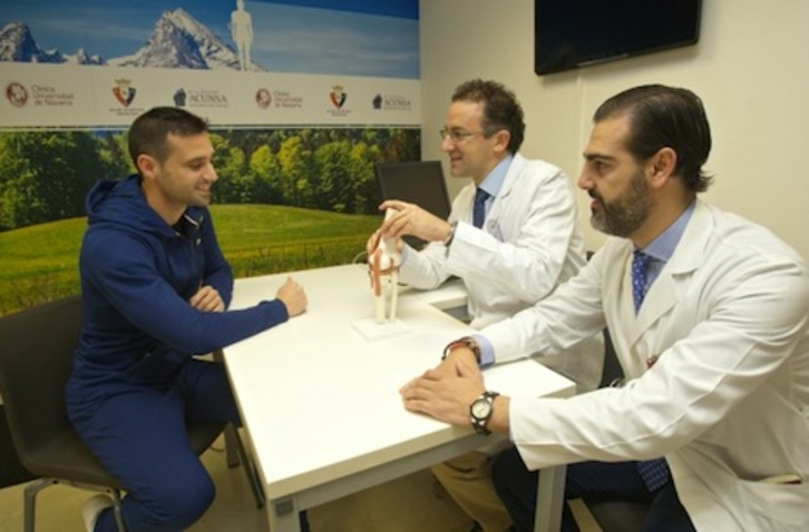 Miguel Flaño, conversando con los médicos sobre la operación a la que iba a ser sometido. (OSASUNA)