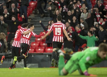 Aduriz y San José celebran el gol del primero. (Monika DEL VALLE / ARGAZKI PRESS)