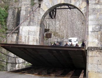 El puente levadizo del Portal de Francia es probado por los operarios. (AYUNTAMIENTO DE IRUÑEA)