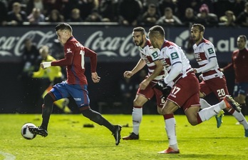Berenguer ha marcado el primer gol rojillo. (Jagoba MANTEROLA / ARGAZKI PRESS)
