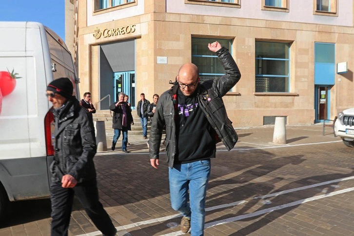 Joan Coma, antes de ser detenido por los Mossos. (Albert ALEMANY/NacióDigital))