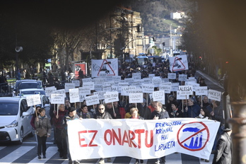 Erraustegiaren aurkako protesta jendetsua egin da Aldundiaren inguruan. [Gorka RUBIO / ARGAZKI PRESS]