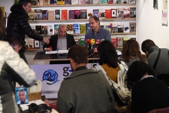 Joseba Belaustegi y Joxe Mari Izeta, en la comparecencia que han ofrecido en Donostia. (Jon URBE/ARGAZKI PRESS)