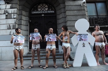 Los manifestantes han realizado la protesta en pañales. (ARGAZKI PRESS)