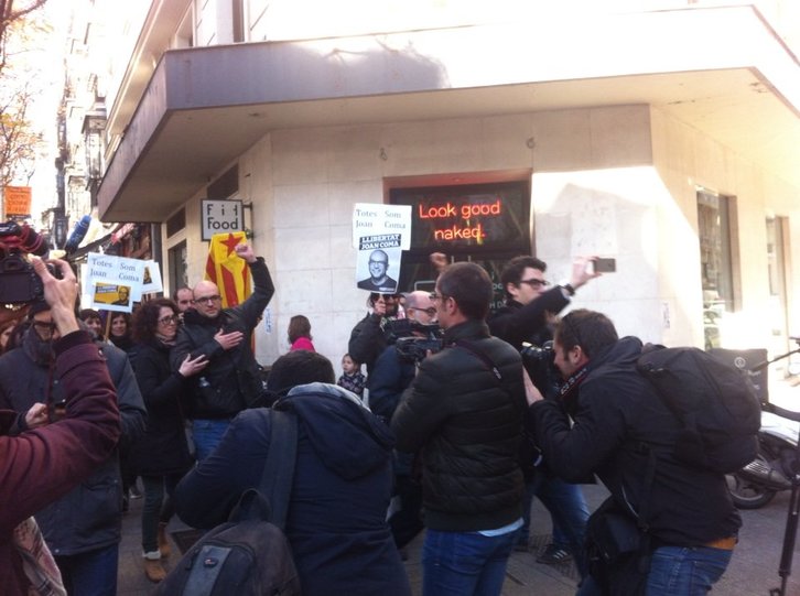 El concejal de la CUP en Vic, Joan Coma, a su salida de la Audiencia Nacional española. (@albertopradilla)