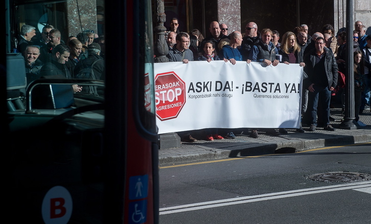 Concentración realizada frente a la sede de Metro Bilbao. (ARGAZKI PRESS)