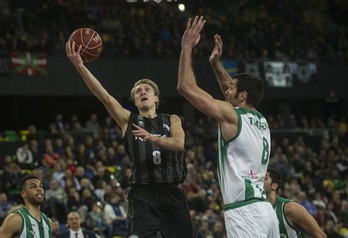 Un lance del encuentro de Miribilla entre Bilbao Basket y Betis. (Marisol RAMIREZ/ARGAZKI PRESS)
