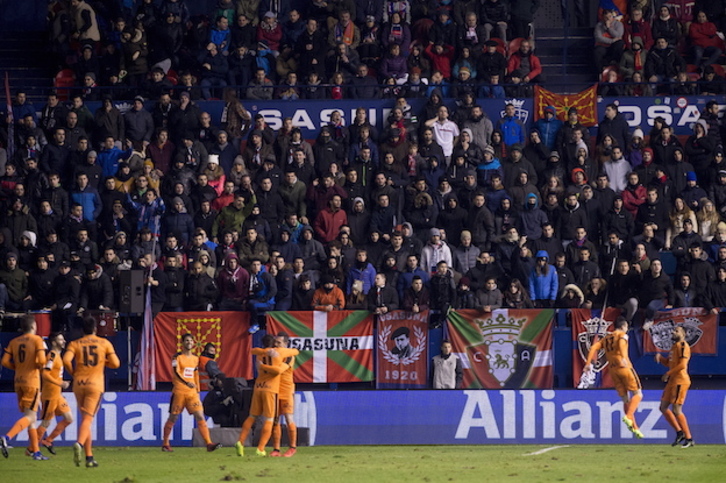Los jugadores del Eibar celebran uno de sus tres goles. (Iñigo URIZ / ARGAZKI PRESS)