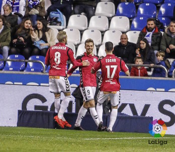 Los jugadores del Alavés celebran el gol de Santos. (La Liga)