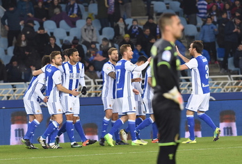 Los realistas celebran uno de sus goles. (Andoni CANELLADA / ARGAZKI PRESS)