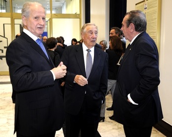 Joseba Leizaola en el centro, junto a Juan María Atutxa, en un homenaje al lehendakari José Antonio Agirre en el Parlamento. (Juanan RUIZ/ARGAZKI PRESS)