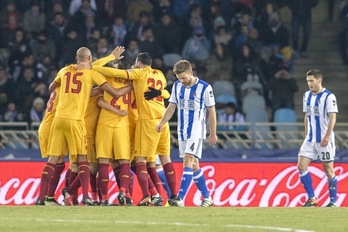 Los jugadores del Sevilla celebran uno de sus cuatro goles. (Juan Carlos RUIZ/ARGAZKI PRESS)