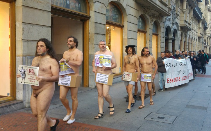 Colectivos sociales han realizado la protesta en paños menores por las calles de Bilbo.