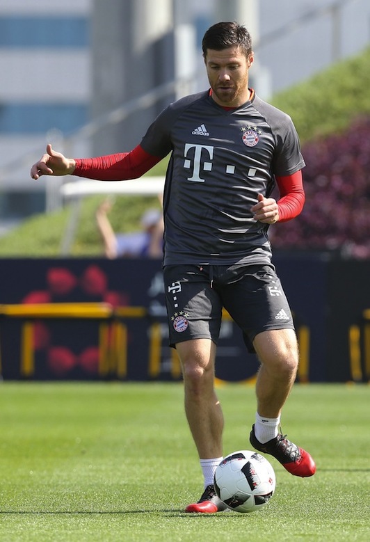 Xabi Alonso, durante un entrenamiento del Bayern de Múnich. (Karim JAAFAR/AFP)