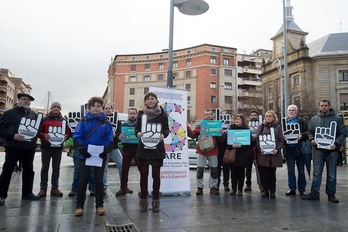 Sakanako udal ordezkarien agerraldia, Gobernu espainolak Iruñean duen ordezkaritzaren aurrean. (Iñigo URIZ/ARGAZKI PRESS)