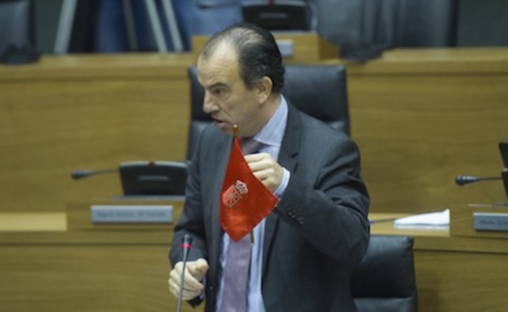 García Adanero, con una bandera navarra en el Parlamento foral. (Jagoba MANTEROLA/ARGAZKI PRESS)