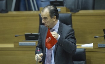 El parlamentario de UPN Carlos García Adanero sacó una bandera de Nafarroa en su intervención sobre la ikurriña. (Jagoba MANTEROLA/ARGAZKI PRESS)