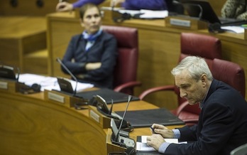 El consejero Aranburu, con Barkos al fondo, durante el pleno del Parlamento. (Jagoba MANTEROLA/ARGAZKI PRESS)