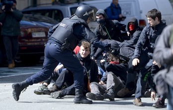 Polizia espainiarrak kargatu egin zuen iazko greban. (Iñigo URIZ / ARGAZKI PRESS)