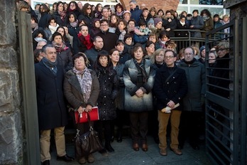 Un momento de la concentración ante la sede del Departamento de Políticas Sociales del Gobierno navarro. (Iñigo URIZ/ARGAZKI PRESS)