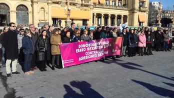 Concentración en Donostia para denunciar el ataque sufrido por la hija de Sara Majarenas. (@HiriBizia)