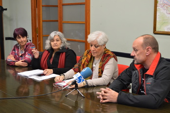 Alfonso Zenon abokatua eta Aitziber Sagarminaga bi mediku argentinarrekin.