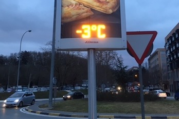 Temperatura bajo cero en un termómetro en Arrotxapea.