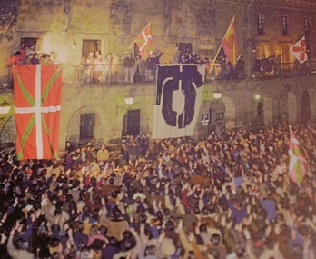 La ikurriña y la banderola por la amnistía en el Ayuntamiento de Bergara, el 19 de enero de 1977.
