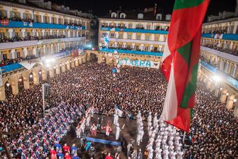 Konstituzio plaza, bandera igoeran. (Juan Carlos RUIZ/ARGAZKI PRESS)