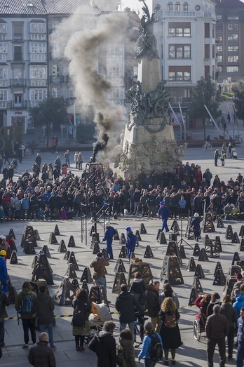 Concentración de Berriztu! en la plaza de la Virgen Blanca. (Juanan RUIZ/ARGAZKI PRESS)