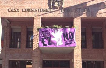 Pancarta en contra de la violencia machista en el Ayuntamiento de Barañain.