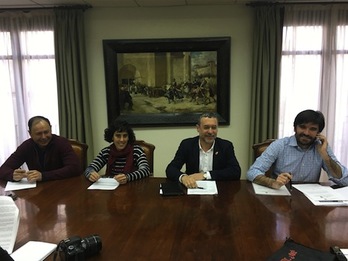 El vicepresidente Laparra, durante la firma del convenio con el Ayuntamiento de Tutera. (GOBIERNO DE NAFARROA)