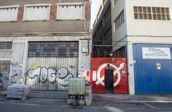 Puerta de acceso al gaztetxe Etxarri. (Monika DEL VALLE / ARGAZKI PRESS)