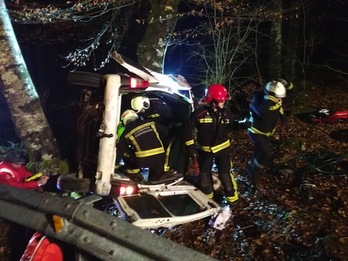 Los bomberos trabajan en el lugar del accidente. (@BomberosNavarra)