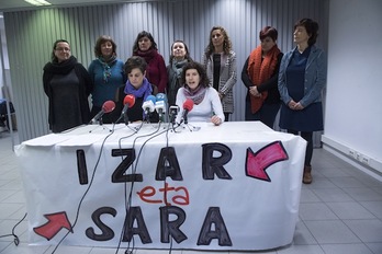 Espetxean zeudela ama izan ziren hainbat preso ohik agerraldia egin dute Donostian. (Gorka RUBIO/ARGAZKI PRESS)