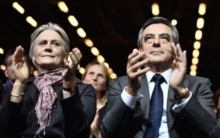 Penelope y François Fillon, durante un acto político el pasado noviembre. (PHILIPPE LOPEZ / AFP)