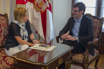 Miren Larrion y Gorka Urtaran, reunidos al inicio de la legislatura. (Juanan RUIZ / ARGAZKI PRESS)