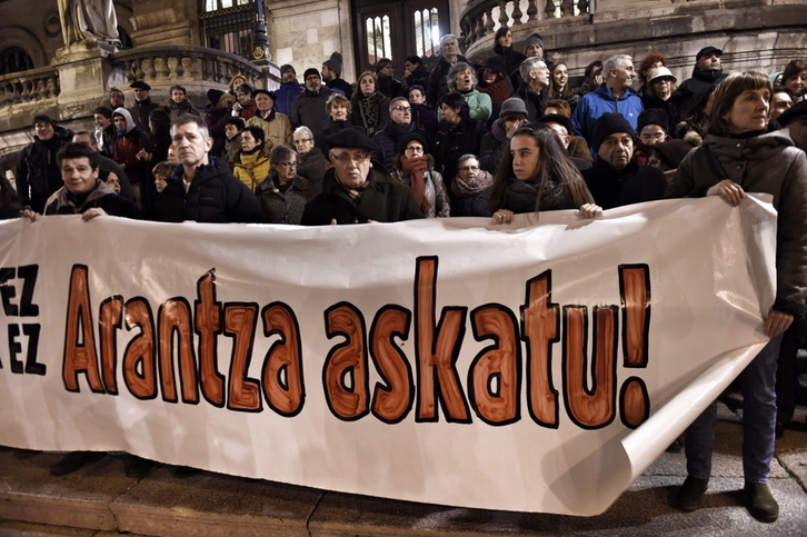 Concentración realizada frente al Ayuntamiento reclamando la puesta en libertad de Zulueta. (ARGAZKI PRESS). 