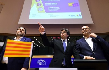 Oriol Junqueras, junto a Carles Puigdemont y Raül Romeva en Bruselas. (Emmanuel DUNAND/AFP)