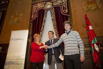 Ainhoa Intxaurrandieta, Carmelo Aguas (de la UTE adjudicataria) e Iñaki Errazkin, cuando anunciaron la rescisión del contrato. (Juan Carlos RUIZ/ARGAZKI PRESS) 