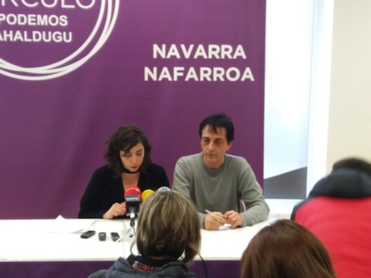 Laura Pérez y Carlos Couso han mostrado su rechazo a los despidos que ha realizado la nueva dirección de Podemos en Nafarroa.
