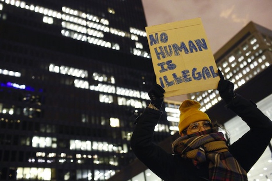 Una mujer de Chicago, con un cartel que afirma que nadie es ilegal. (Joshua LOTT/AFP)