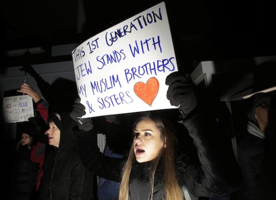 Una mujer judía, con un cartel en defensa de «sus hermanos musulmanes», en Chicago. (Joshua LOTT/AFP)