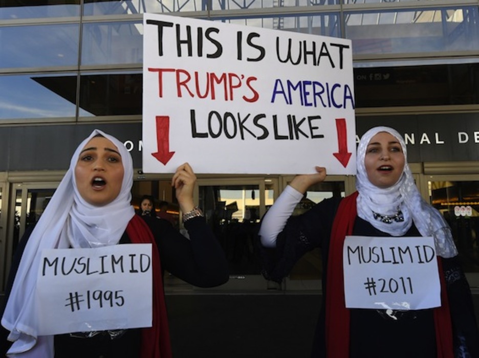 Dos mujeres musulmanas protestan a la entrada del aeropuerto de Los Ángeles. (Mark RALSTON/AFP)