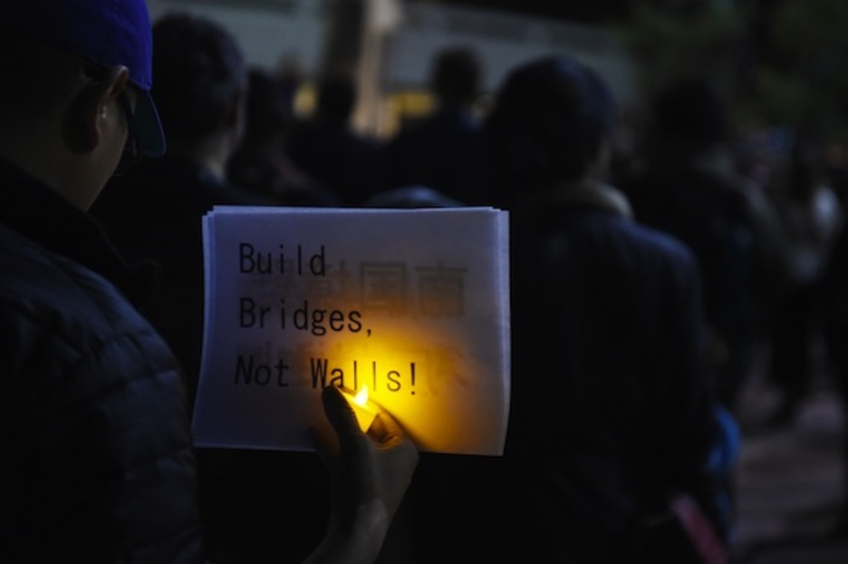 Un manifestante llama en Los Ángeles a construir puentes y no muros. (Robyn NECK/AFP)