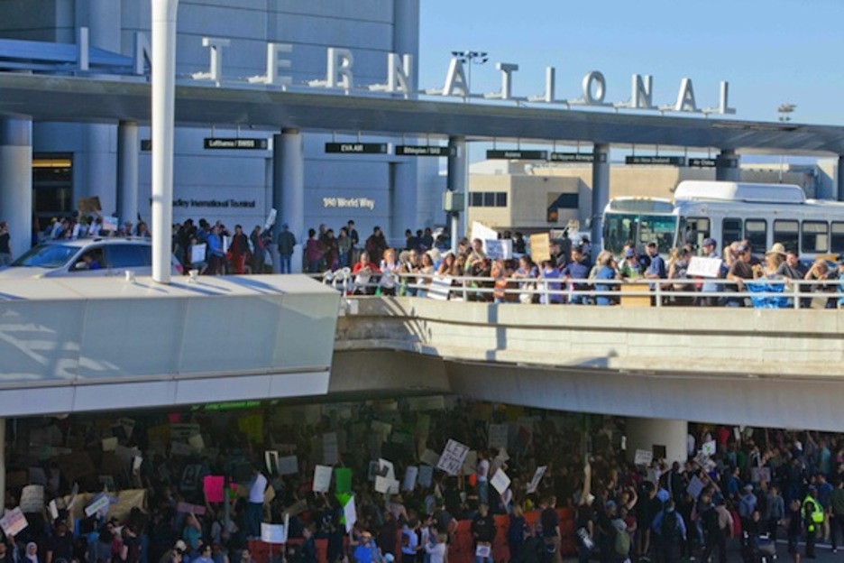 Protesta contra Trump en el aeropuerto de Los Ángeles. (Konrad FIEDLER/AFP)