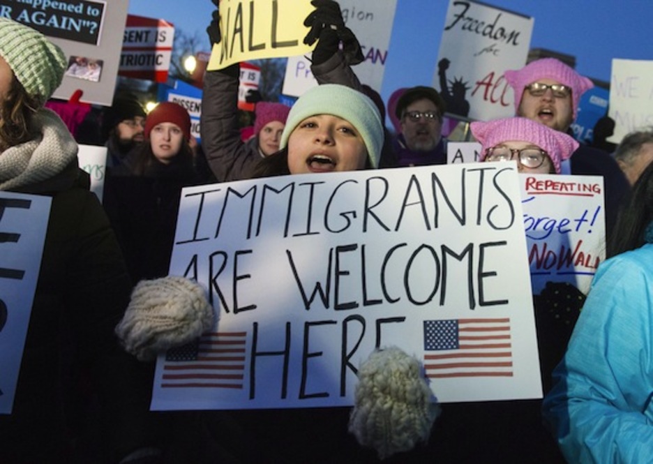 «Los inmigrantes son bienvenidos aquí», reivindican en Washington. (Saul LOEB/AFP)
