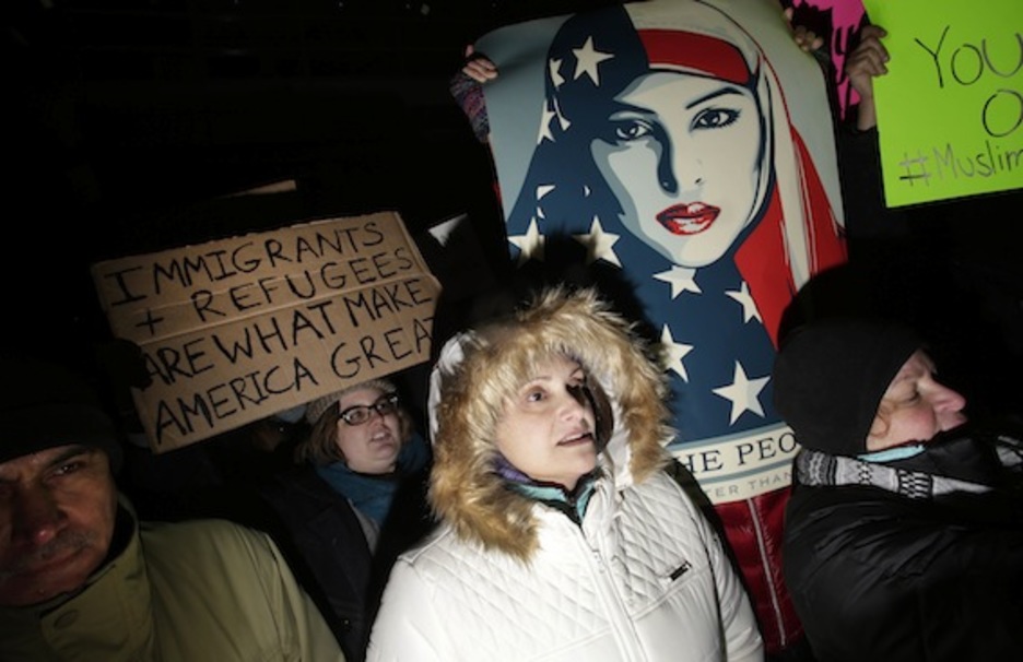Carteles en defensa de inmigrantes y refugiados en Chicago. (Joshua LOTT/AFP)