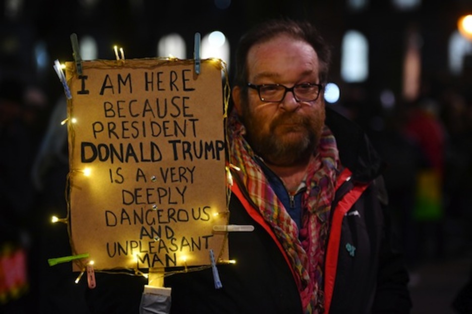 Uno de los manifestantes de Londres advierte de que Trump «es peligroso». (Ben STANSALL/AFP)