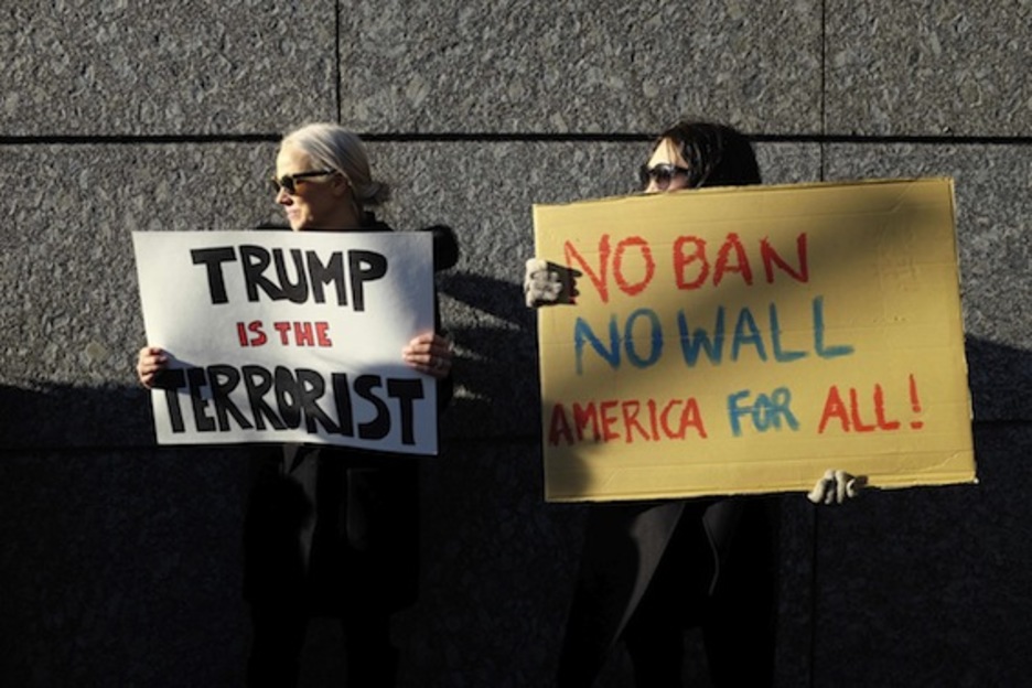 Dos mujeres sostienen carteles contra Trump durante una protesta en Tokyo. (Kazuhiro NOGI/AFP)